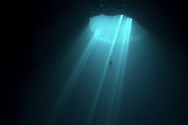 Netflix |  Free diving at the heart of the documentary The Deepest Breath