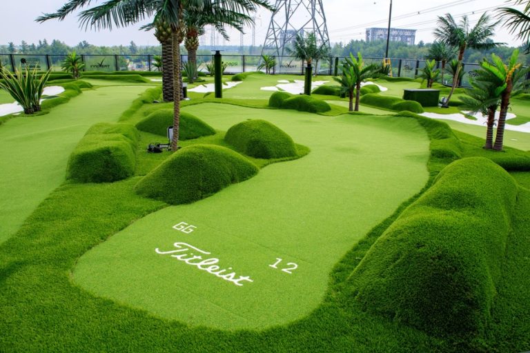 New trendy minigolf in Mirabel |  When Tiger Woods and Carl Carmoni meet