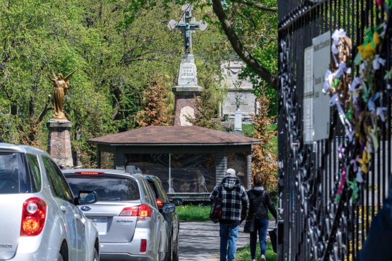 Notre-Dame-des-Neiges Cemetery |  Quebec gives an additional 24 hours for arbitration