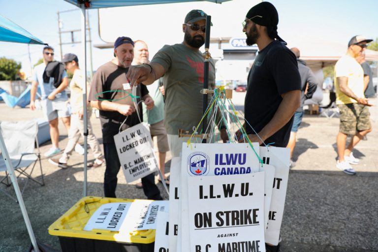 On strike for 13 days |  Tentative agreement for British Columbia longshoremen