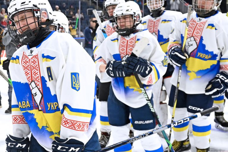 Peewee Tournament Stars |  Young Ukrainian hockey players come to study in Quebec