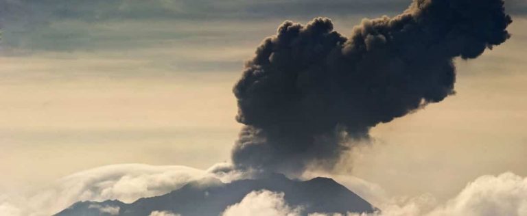 Peru: explosions and ash column above the Ubinas volcano