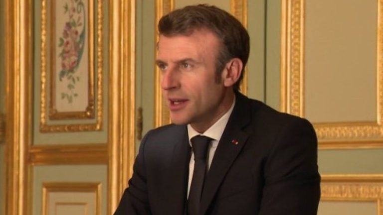 Politics: with his trip to the Pyrenees, Emmanuel Macron wants to show that the crisis is over