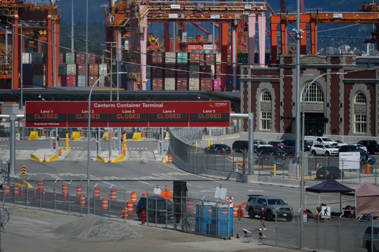 Port of Vancouver paralyzed |  A strike that is costing Olymel millions