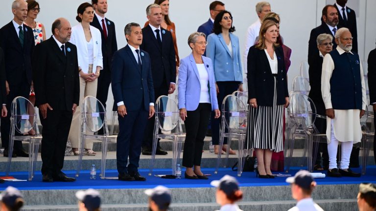 Prime Minister Élisabeth Borne placed far from Emmanuel Macron in the gallery, the Élysée speaks of an “error”