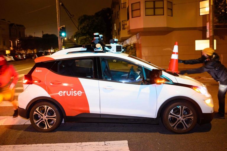 Robot taxi race causes friction in San Francisco