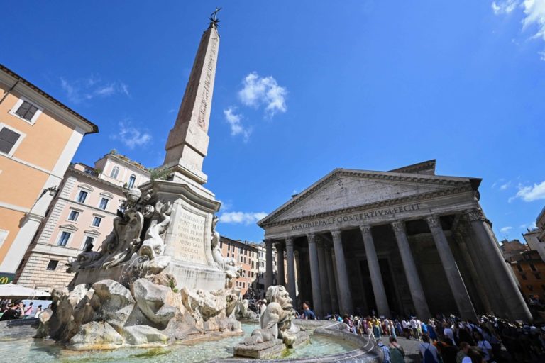 Roma |  The Pantheon in Rome now paying