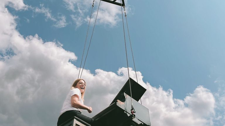 Santa, the singer of the group Hyphen Hyphen, will give a concert suspended 45 meters high in Brussels