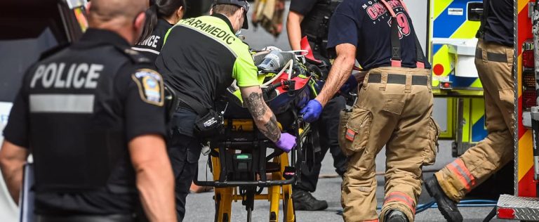 She immobilizes her vehicle on an itinerant in downtown Montreal