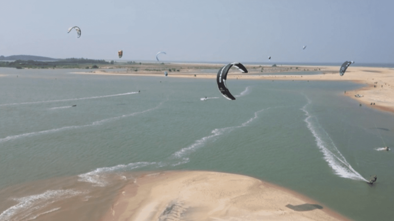 Sri Lanka: the beaches of Kalpitiya, one of the best spots in the world for kitesurfing