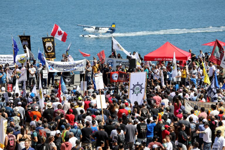 Strike at the Port of Vancouver |  Hundreds demonstrate in support of workers