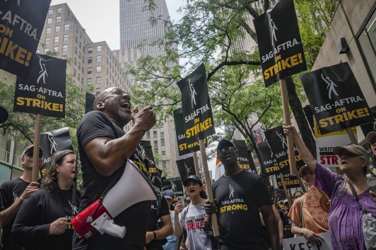 Strike in Hollywood |  Striking actors protest outside studios