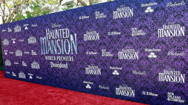 Striking stars abandon the red carpet of the premiere of the new Disney movie