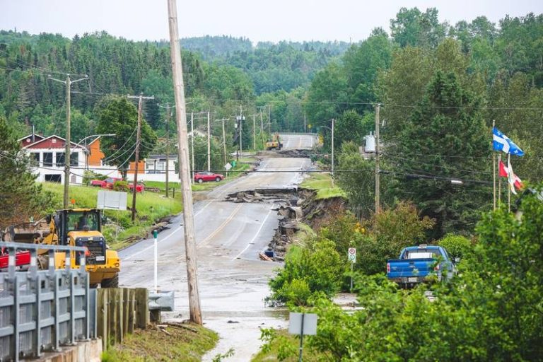 Subsidence of a road |  The SQ continues research in Rivière-Éternité