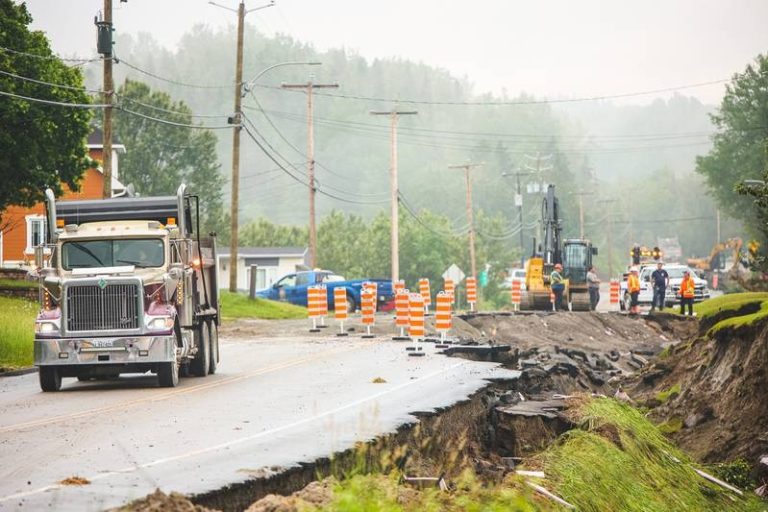 Subsidence of a road |  Two people are still missing in Rivière-Éternité