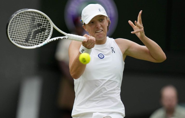 Swiatek beaten by Svitolina at Wimbledon