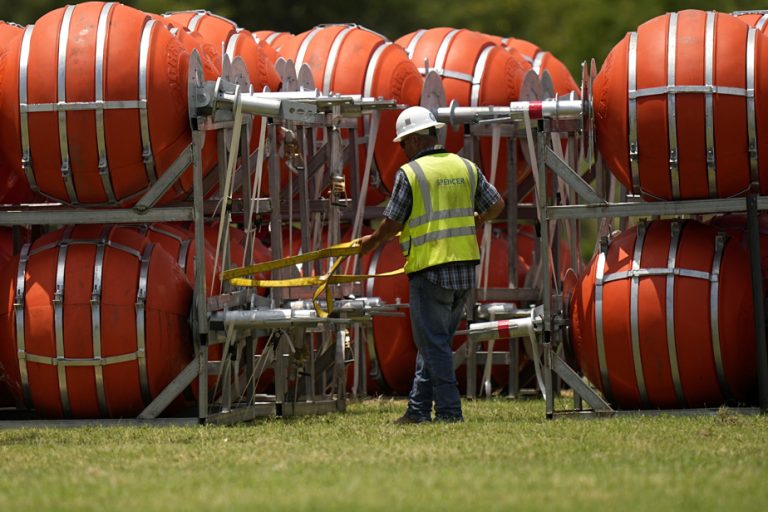 Texas |  A floating barrier project on the Rio Grande sows controversy