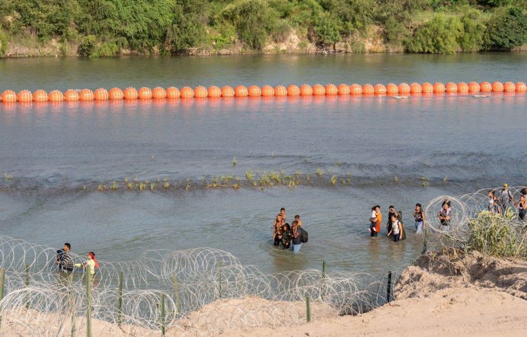 Texas defies the federal state with its anti-migrant floating barrier