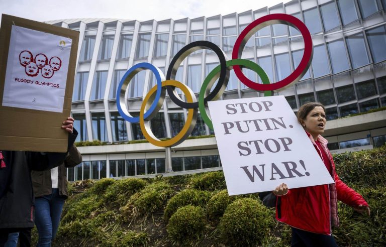 The IOC does not invite Russia and Belarus to the Paris 2024 Olympics