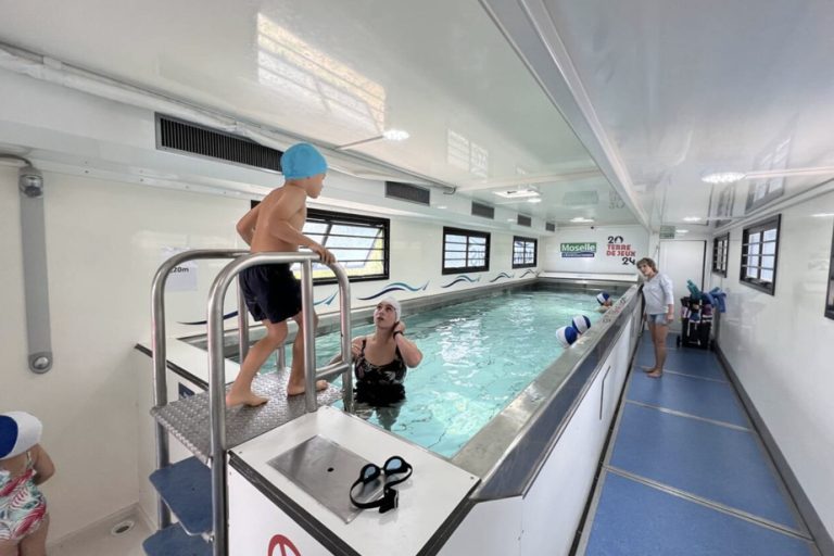 The Press in France |  Swimming lessons in a truck