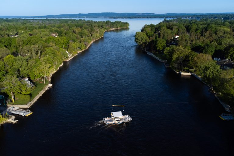 The life of the rivers – Rivière des Prairies |  The small ferry on the Rivière des Prairies