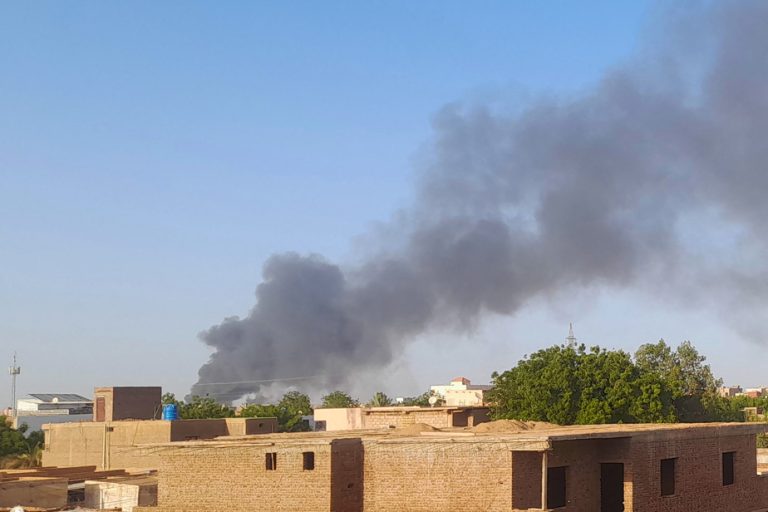 War in Sudan |  Airstrikes in Khartoum and fighting in Darfur