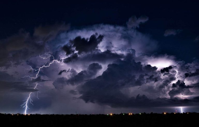 Watch for tornadoes and severe thunderstorms for several regions of Quebec