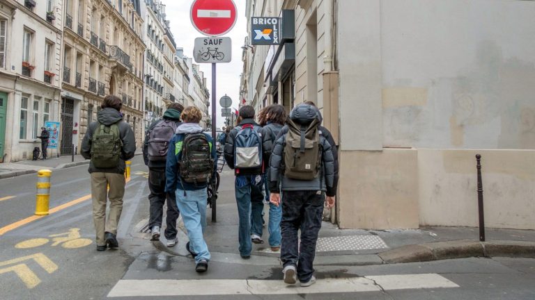 “You have to be present, otherwise you are not parents”, the call for responsibility launched by Emmanuel Macron finds an echo among parents