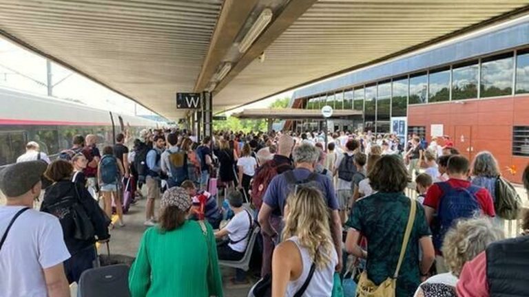 a TGV immobilized at Le Creusot station due to “the presence of an aggressive individual on board”