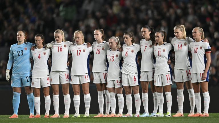 a minute of silence observed by New Zealanders and Norwegians after the Auckland shootings