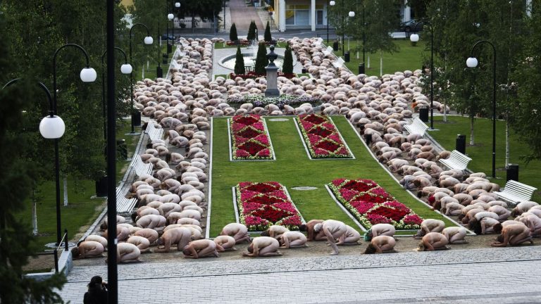 a thousand people pose naked for photographer Spencer Tunick