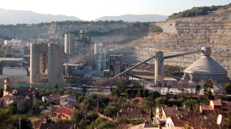 between fatalism and “colossal amounts”, the puzzle for cement plants to reduce their greenhouse gas emissions