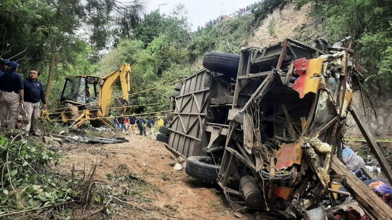 bus crashes into ravine kills 29, injures 19