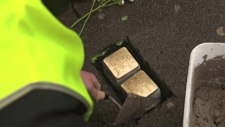 cobblestones so as not to forget the deportation