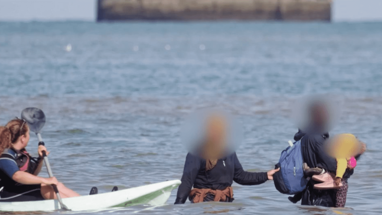 in Pas-de-Calais, a boat of smugglers left in the middle of tourists