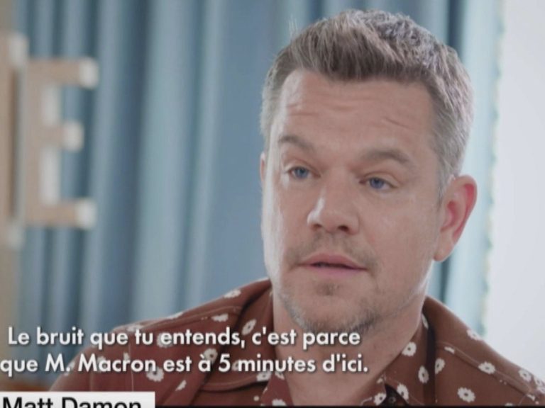 in the middle of an interview, Matt Damon and Mouloud Achour are “interrupted” by the President of the Republic!