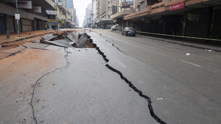 one dead and about 40 injured after a powerful explosion in the center of Johannesburg