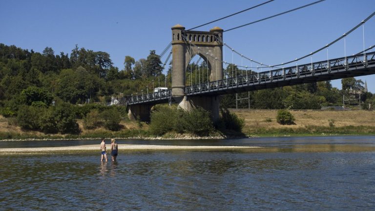 sea, pond, lake, river… What are the regulations for swimming in France?