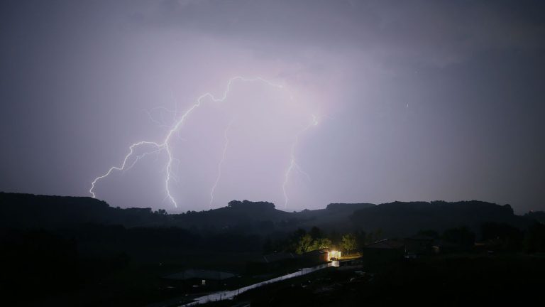 ten departments in central-eastern France in orange vigilance for thunderstorms, the Alpes-Maritimes for heat wave