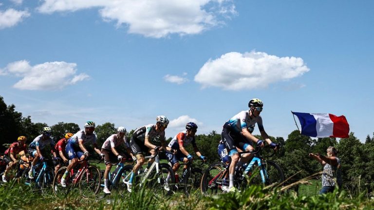 the American Jorgenson alone in the lead 5 km from the finish, the peloton of favorites more than a quarter of an hour away