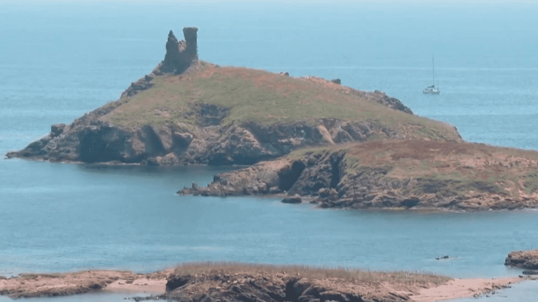 the Macinaghju customs trail attracts walkers