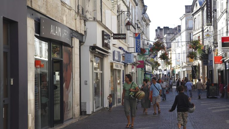 the city of Angoulême prohibits sitting, lying down, standing “without moving”, in the city center under penalty of a fine of 35 euros