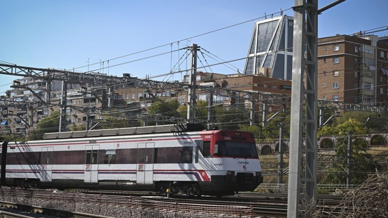 the first Renfe Lyon-Barcelona trains arrive in France to compete with the SNCF