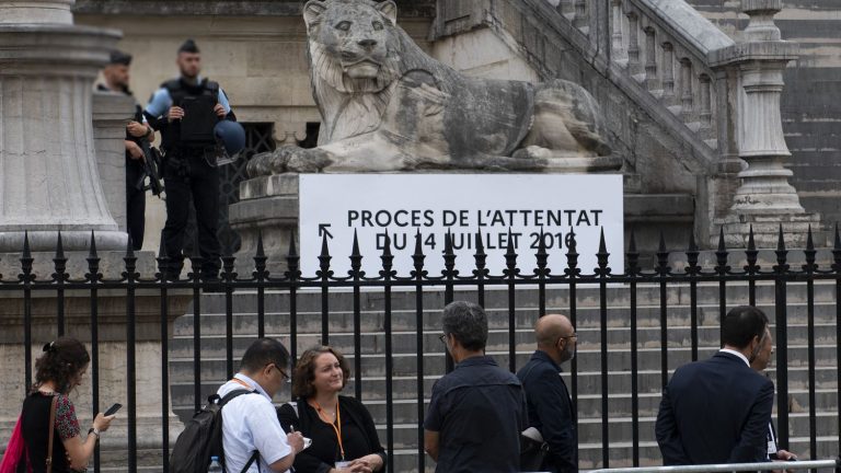 the prosecutor points to the “negligence” of security and requests the reclassification of the facts as “involuntary homicides and injuries”