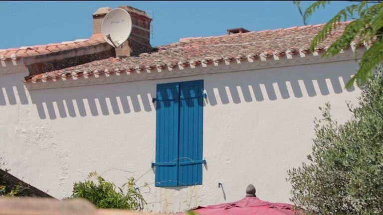 the typical fishermen’s houses of the island of Yeu occupied by visitors to the detriment of locals