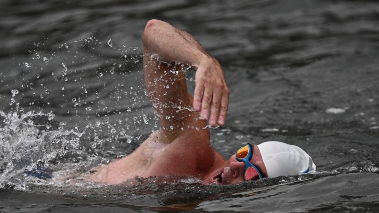 A British man swam 500 km in a New York river to warn of water pollution