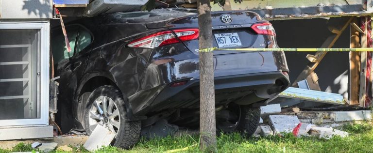 A car crashes into a residential building in Ahuntsic-Cartierville