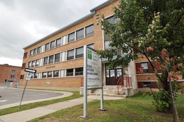 A dilapidated school in Joliette |  Falling pieces of ceiling force evacuation