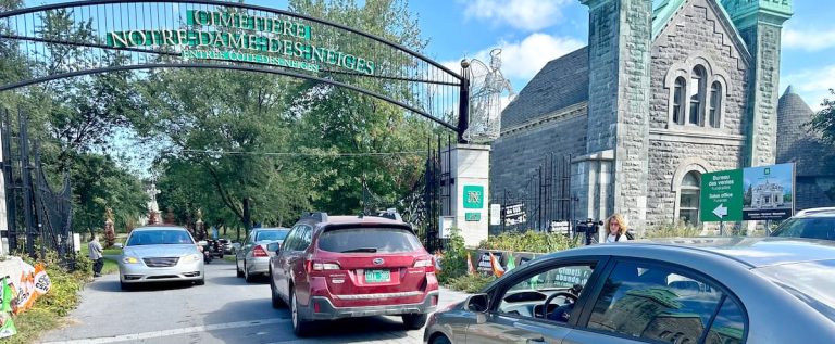 A tumultuous “funeral return” to the Notre-Dame-des-Neiges cemetery after eight months of labor conflict