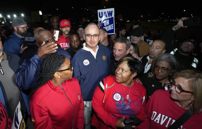 An unprecedented strike shakes the three major American automobile manufacturers